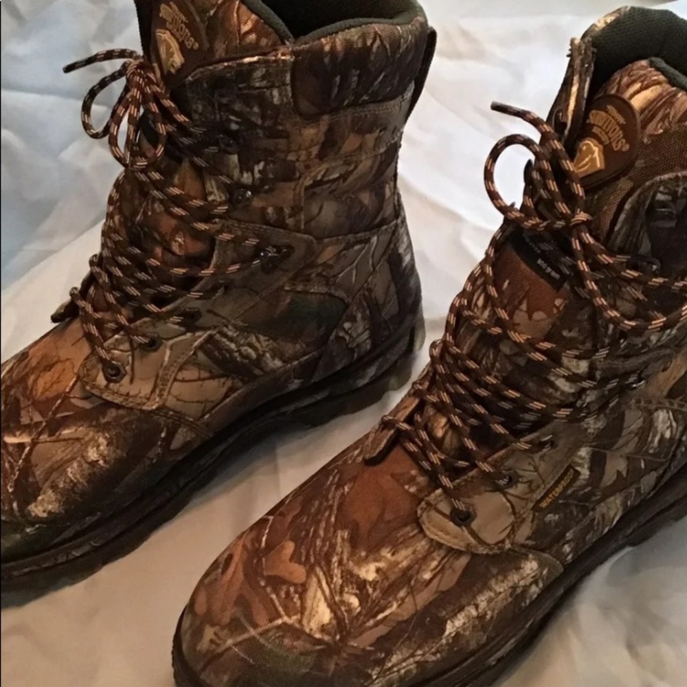 Men’s hunting camo boots 10. NWOT 800 gram
